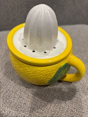 Arlington designs Ceramic Yellow Lemon Juicer with White Reamer
